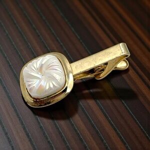 Men’s Vintage Mother of Pearl and Gold Tone Tie Clip